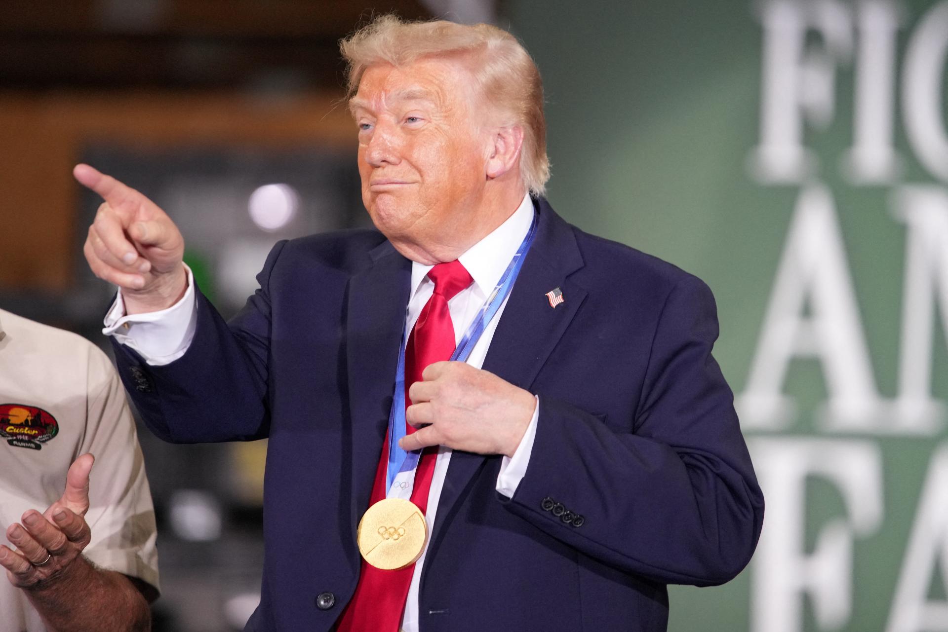 Z webu Kennedyho centra zmizlo Trumpovo meno, z budovy vo Wa
