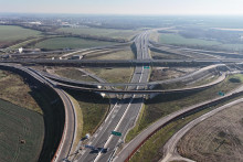 Od odovzdania cel&eacute;ho dopravn&eacute;ho uzla delia motoristov už iba dve uz&aacute;very, informovalo v pondelok oddelenie medi&aacute;lnej komunik&aacute;cie NDS. FOTO: Michal Feik