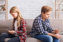 Predov&scaron;etk&yacute;m by sme mali porozumieť tomu, prečo je dieťa na mobilnom telef&oacute;ne. FOTO: Dreamstime