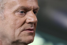 Tusk uviedol, že keďže diplomatick&eacute; snahy nepriniesli v&yacute;sledok, obracia sa na oboch prezidentov verejne s v&yacute;zvou na priamy a &uacute;primn&yacute; rozhovor. FOTO: Reuters