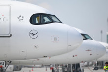 Na arch&iacute;vnej sn&iacute;mke z 18. apr&iacute;la 2026 v Mn&iacute;chove lietadl&aacute; spoločnosti Lufthanza a Lufthansa CityLine s&uacute; odparkovan&eacute; na letisku v Mn&iacute;chove. FOTO: TASR/DPA