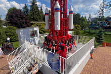 Ľudia si už&iacute;vaj&uacute; jazdu na atrakcii &bdquo;Ore&scaron;nik&ldquo;, pomenovanej po hypersonickej strele schopnej niesť jadrov&uacute; n&aacute;lož. FOTO: Reuters