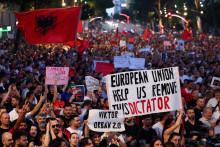 Protesty v Alb&aacute;nsku. FOTO: REUTERS
