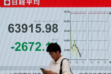 Japonsk&aacute; vl&aacute;da dnes tiež zverejnila spresnen&eacute; &uacute;daje, podľa ktor&yacute;ch tamoj&scaron;ia ekonomika v prvom &scaron;tvrťroku spomalila rast pre slab&scaron;ie podnikateľsk&eacute; invest&iacute;cie. FOTO: REUTERS