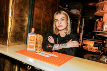Drink Zlatokopka a bartenderka Nikol Tomi&scaron;kov&aacute;.