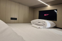 &Scaron;tandardn&aacute; izba v hosteli Wostel pon&uacute;ka dva metre &scaron;tvorcov&eacute;. FOTO: Wostel Rooms