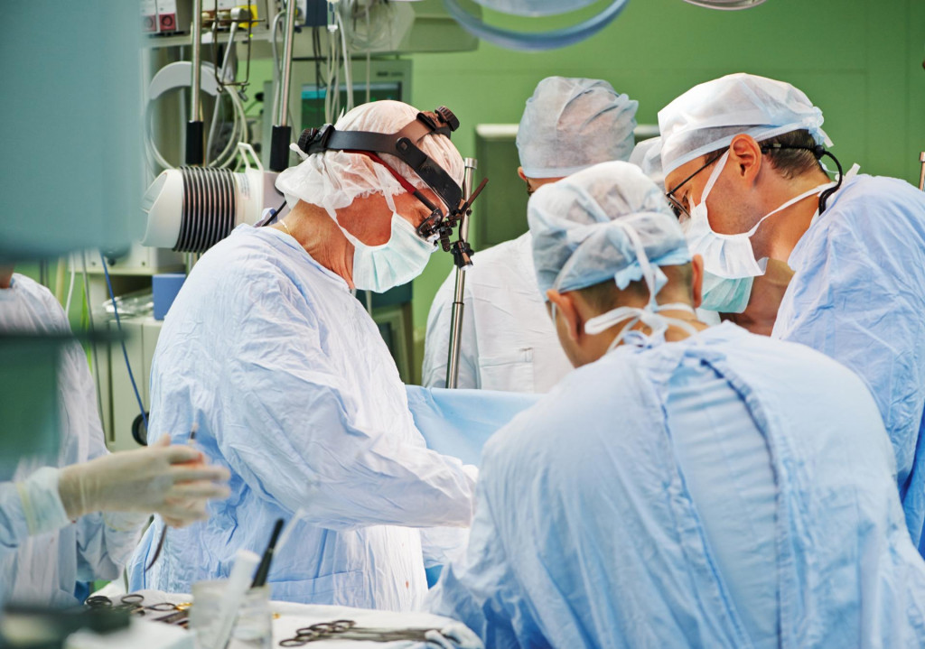 Vedci prv&yacute;kr&aacute;t transplantovali človeku viacero org&aacute;nov z prasaťa