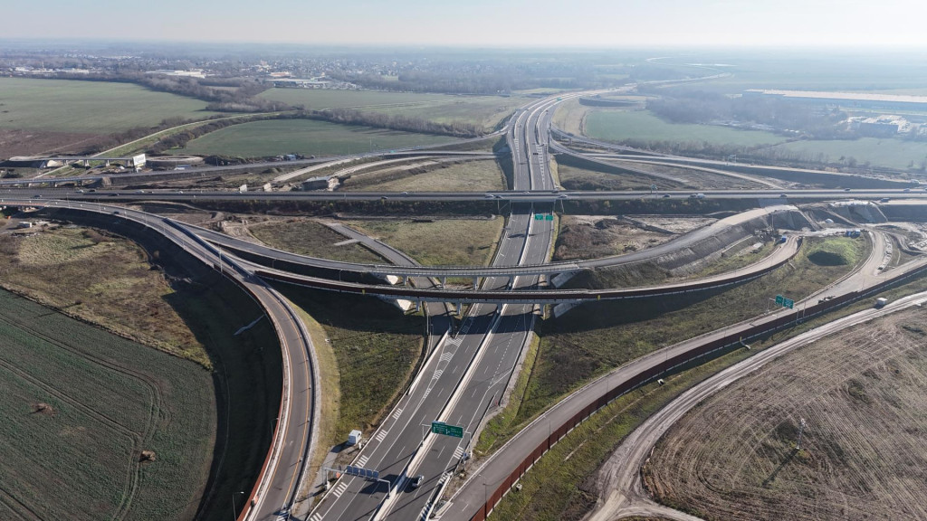 Od odovzdania cel&eacute;ho dopravn&eacute;ho uzla delia motoristov už iba dve uz&aacute;very, informovalo v pondelok oddelenie medi&aacute;lnej komunik&aacute;cie NDS. FOTO: Michal Feik