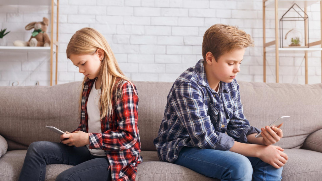 Predov&scaron;etk&yacute;m by sme mali porozumieť tomu, prečo je dieťa na mobilnom telef&oacute;ne. FOTO: Dreamstime