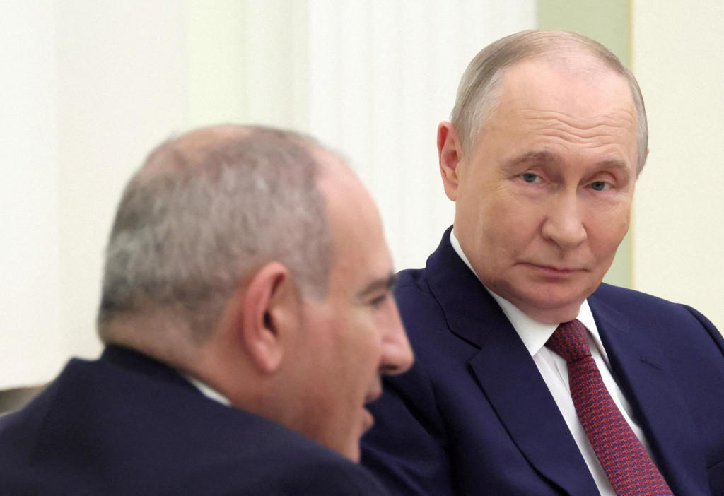 Rusk&yacute; prezident Vladimir Putin a arm&eacute;nsky premi&eacute;r Nikol Pa&scaron;injan. FOTO: Reuters