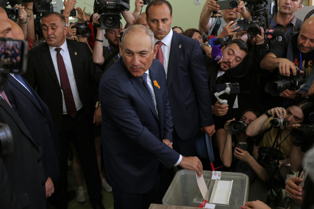 Arm&eacute;nsky premi&eacute;r Nikol Pa&scaron;injan (uprostred) hlasuje vo volebnej miestnosti v Jerevane počas parlamentn&yacute;ch volieb v Arm&eacute;nsku v nedeľu 7. j&uacute;na 2026. FOTO: TASR/AP