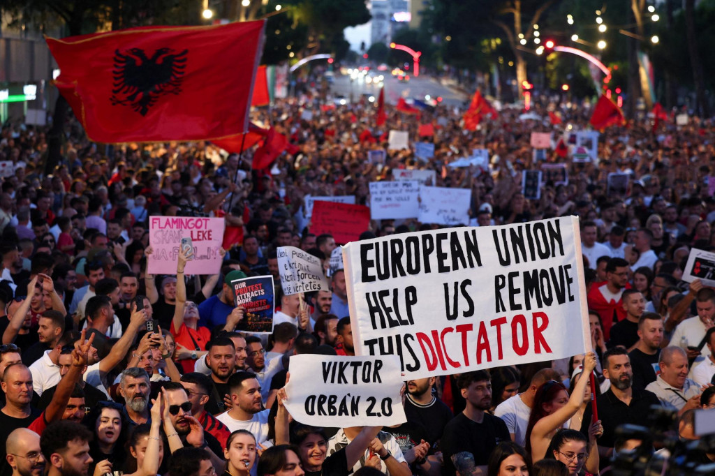 Protesty v Alb&aacute;nsku. FOTO: REUTERS