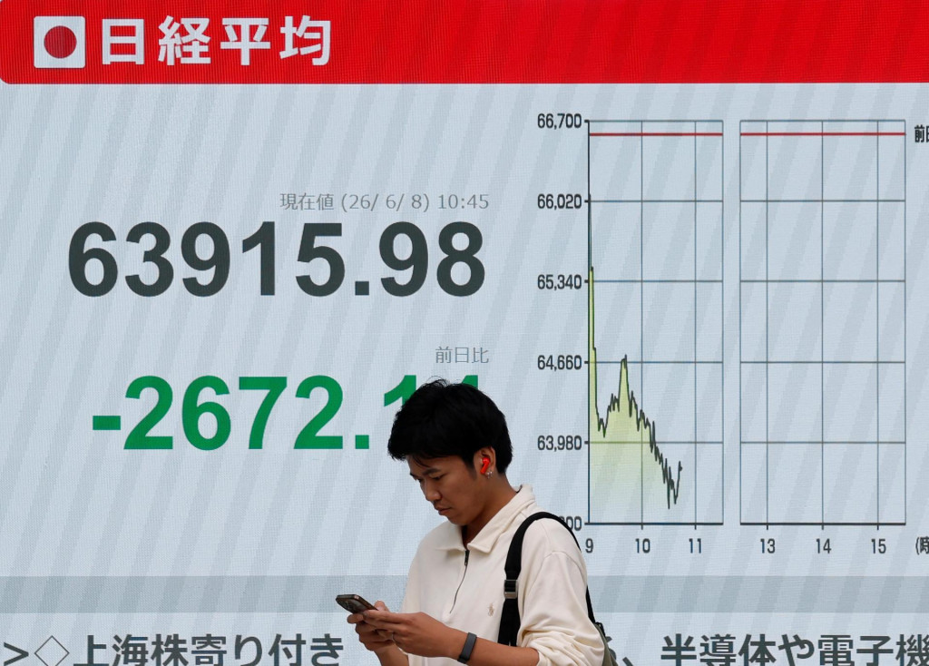Japonsk&aacute; vl&aacute;da dnes tiež zverejnila spresnen&eacute; &uacute;daje, podľa ktor&yacute;ch tamoj&scaron;ia ekonomika v prvom &scaron;tvrťroku spomalila rast pre slab&scaron;ie podnikateľsk&eacute; invest&iacute;cie. FOTO: REUTERS