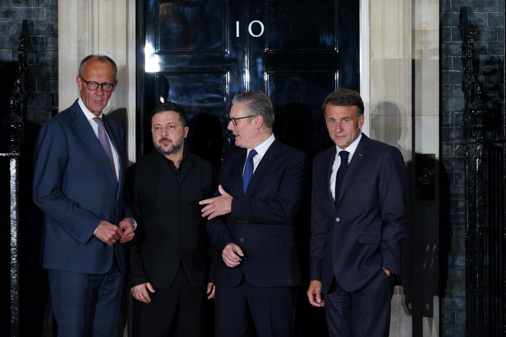 Na sn&iacute;mke sprava franc&uacute;zsky prezident Emmanuel Macron, britsk&yacute; premi&eacute;r Keir Starmer, ukrajinsk&yacute; prezident Volodymyr Zelenskyj a nemeck&yacute; kancel&aacute;r Friedrich Merz pred &uacute;radom britsk&eacute;ho premi&eacute;ra po stretnut&iacute; na Downing Street 10 v Lond&yacute;ne v nedeľu 7. j&uacute;na 2026. FOTO: TASR/AP