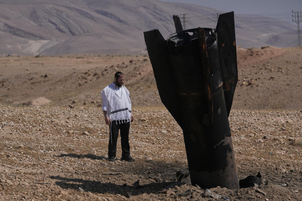 Na sn&iacute;mke muž si prezer&aacute; trosky ir&aacute;nskej rakety, ktor&aacute; dopadla v bl&iacute;zkosti palest&iacute;nskeho mesta Jericho na Z&aacute;padnom brehu Jord&aacute;nu v pondelok 8. j&uacute;na 2026. FOTO: TASR/AP