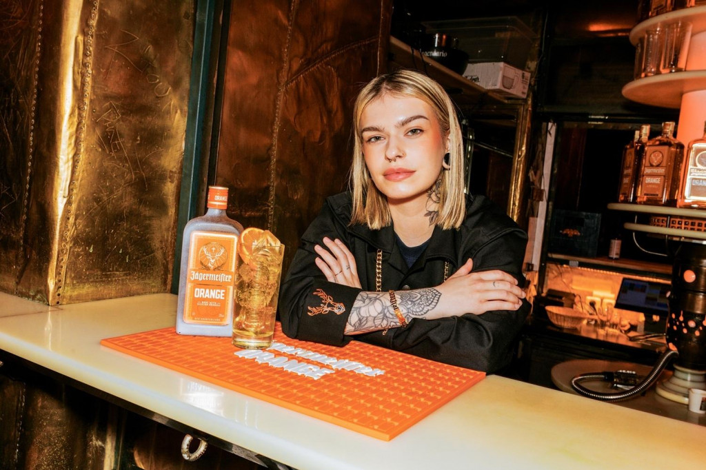 Drink Zlatokopka a bartenderka Nikol Tomi&scaron;kov&aacute;.