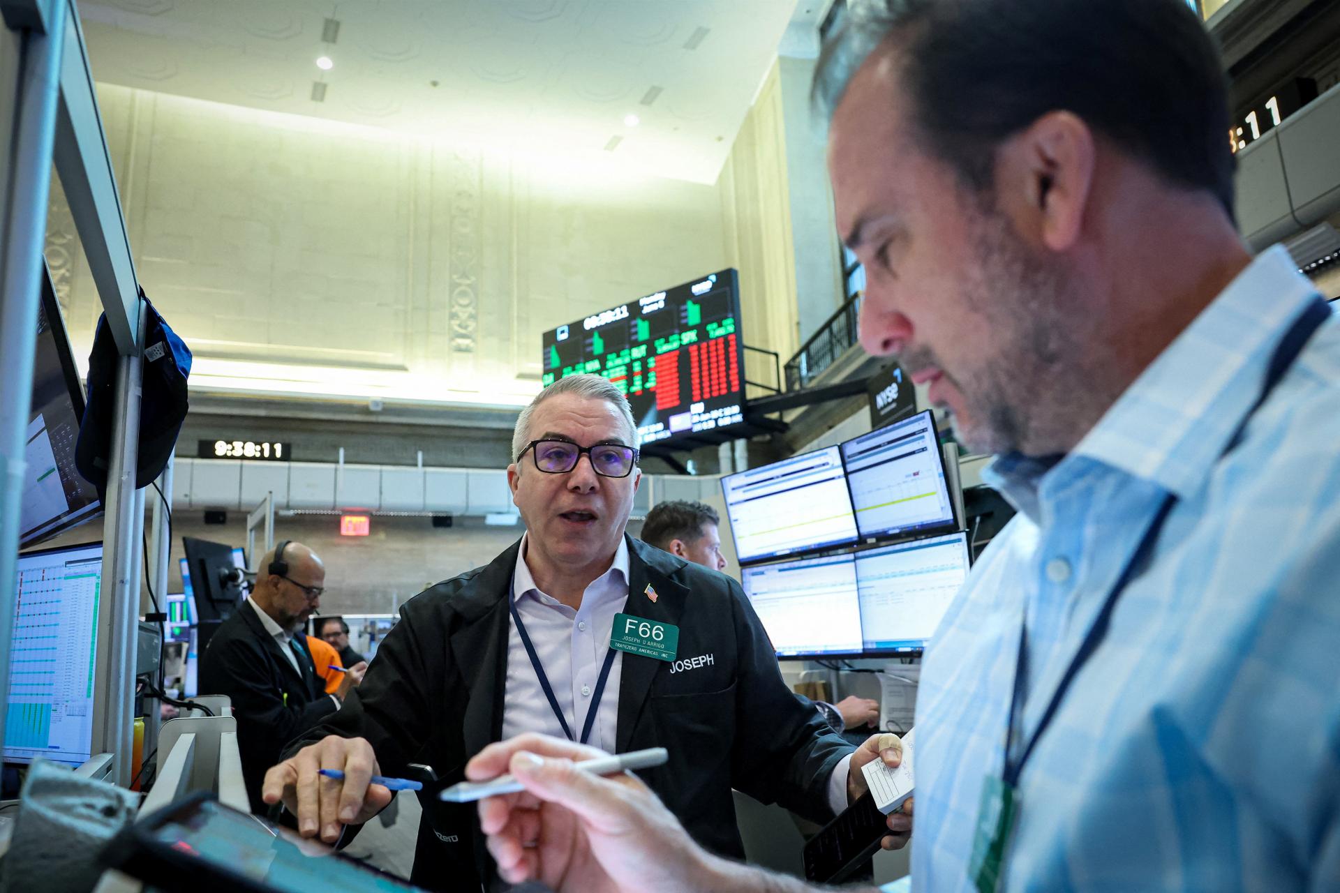 Investori sú opatrní. Akcie v USA prevažne klesali na čele s