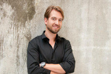 SAMUEL TOMEČEK, spev&aacute;k.