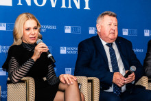 Na sn&iacute;mke zľava ministerka hospod&aacute;rstva Denisa Sakov&aacute; a predseda &Uacute;radu pre regul&aacute;ciu sieťov&yacute;ch odvetv&iacute; Jozef Holjenč&iacute;k na HNClube.

FOTO: HN/ MIROSLAVA SPODNIAKOV&Aacute;