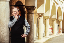 Profesor Roman Holec je autorom vy&scaron;e 20 kn&iacute;h. V najnov&scaron;ej Malebnej ceste hornou Nitrou (2026) prezr&aacute;dza, ako sa Gerald&iacute;na z Opon&iacute;c stala alb&aacute;nskou kr&aacute;ľovnou, prečo si americk&yacute; milion&aacute;r, ktor&yacute; prežil potopenie Titanicu, k&uacute;pil ka&scaron;tieľ v Kovarciach a ak&eacute; tajomstvo prež&iacute;vala &scaron;ľachtičn&aacute; Nina Szerdahely v Nitrianskej Strede s Franti&scaron;kom Palack&yacute;m. FOTO: Miroslava Spodniakov&aacute;