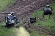 Vojaci sa z&uacute;častňuj&uacute; v Mnohon&aacute;rodnostnej bojovej skupine NATO na vojenskom cvičen&iacute; Strong Lineage I-26. FOTO: Reuters