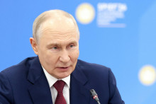 Rusk&yacute; prezident Vladimir Putin na stretnut&iacute; s č&iacute;nskym viceprezidentom Hanom Žengom na Medzin&aacute;rodnom ekopnmomickom f&oacute;re v St. Peterburgu. FOTO: REUTERS/Valeriy Sharifulin