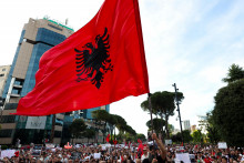 Protesty, ktor&eacute; dostali n&aacute;zov &bdquo;revol&uacute;cia plameniakov&ldquo;, s&uacute;visia s t&yacute;m, že dan&aacute; časť pobrežia je migračn&yacute;m koridorom pre sťahovav&eacute; vt&aacute;ky. FOTO: REUTERS