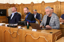 Na pracovisku &Scaron;pecializovan&eacute;ho trestn&eacute;ho s&uacute;du v Banskej Bystrici sa začal proces v kauze Očistec. Na sn&iacute;mke zľava nitriansky podnikateľ Norbert B&ouml;d&ouml;r, obhajca Marek Para, podpredseda parlamentu Tibor Ga&scaron;par.

FOTO: TASR/J&aacute;n Kro&scaron;l&aacute;k