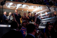 Americk&yacute; prezident Donald Trump tlieska počas 3. z&aacute;pasu fin&aacute;le NBA spolu so svojou vnučkou Kai Trumpovou, majiteľom New York Knicks Jamesom Dolanom, ministrom vn&uacute;tra USA Dougom Burgumom a ministrom dopravy Seanom Duffym. FOTO: Reuters