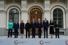Zľava d&aacute;nska premi&eacute;rka Mette Frederiksenov&aacute;, f&iacute;nsky premi&eacute;r Petteri Orpo, islandsk&aacute; premi&eacute;rka Kristrun Mjoll Frostadottirov&aacute;, ukrajinsk&yacute; prezident Volodymyr Zelenskyj, est&oacute;nsky premi&eacute;r Kristen Michal, n&oacute;rsky premi&eacute;r Jonas Gahr St&ouml;re, loty&scaron;sk&yacute; premi&eacute;r Andris Kulbergs, litovsk&aacute; premi&eacute;rka Inga Ruginieneov&aacute; a &scaron;v&eacute;dsky premi&eacute;r Ulf Kristersson. FOTO: TASR/AP