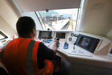 Z dlhodob&eacute;ho hľadiska bude potrebn&eacute; pokračovať v moderniz&aacute;cii infra&scaron;trukt&uacute;ry, zabezpečovac&iacute;ch zariaden&iacute; a syst&eacute;mov riadenia dopravy, z&aacute;roveň posilňovať odborn&uacute; pr&iacute;pravu zamestnancov a bezpečnostn&uacute; kult&uacute;ru v celom sektore. FOTO: TASR/J&aacute;n Kro&scaron;l&aacute;k