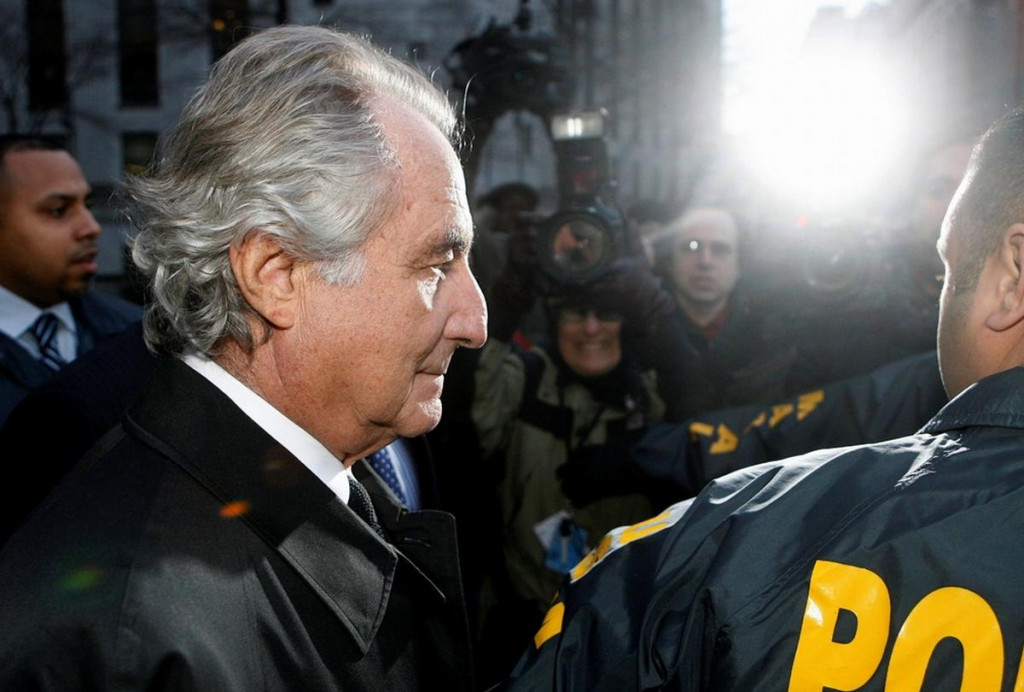 B&yacute;val&yacute; riaditeľ burzy Nasdaq Bernie Madoff v put&aacute;ch americk&yacute;ch feder&aacute;lnych agentov potom, čo vy&scaron;lo najavo, že zorchestroval najv&auml;č&scaron;&iacute; finančn&yacute; podvod v dejin&aacute;ch. FOTO: Reuters
