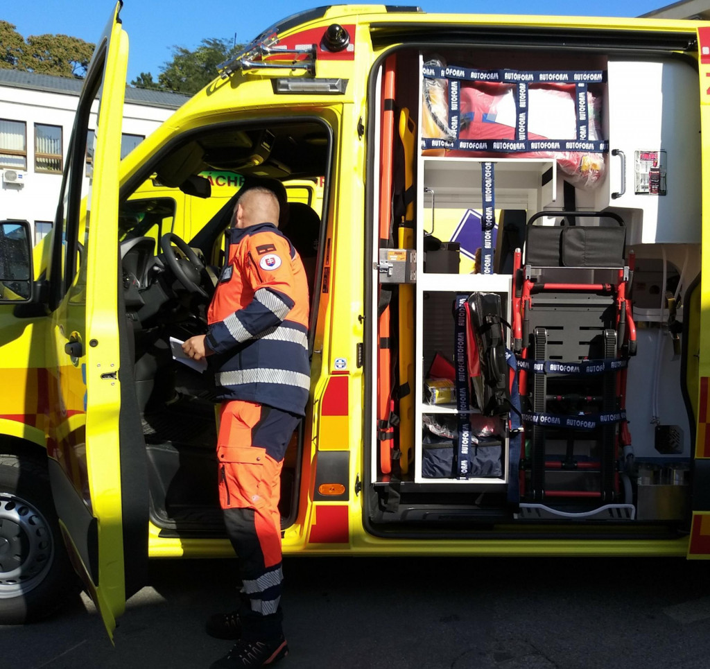 Sk&uacute;sen&yacute; oper&aacute;tor z&aacute;chrannej služby presne vie, na čo sa p&yacute;tať, a celou situ&aacute;ciou v&aacute;s prevedie. FOTO: TASR