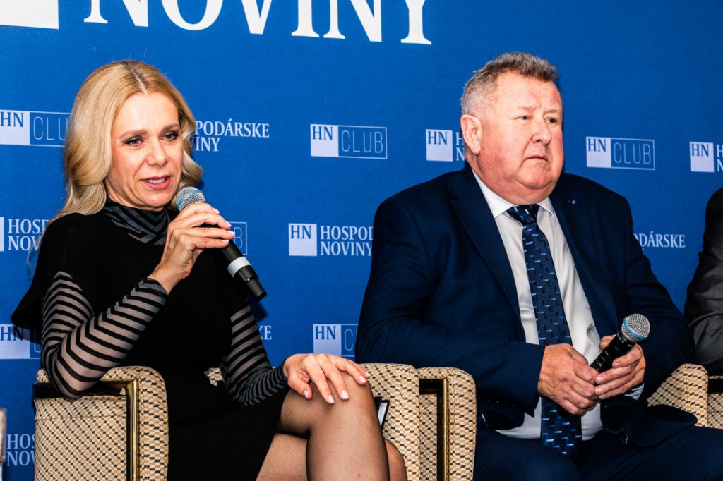 Na sn&iacute;mke zľava ministerka hospod&aacute;rstva Denisa Sakov&aacute; a predseda &Uacute;radu pre regul&aacute;ciu sieťov&yacute;ch odvetv&iacute; Jozef Holjenč&iacute;k na HNClube.

FOTO: HN/ MIROSLAVA SPODNIAKOV&Aacute;