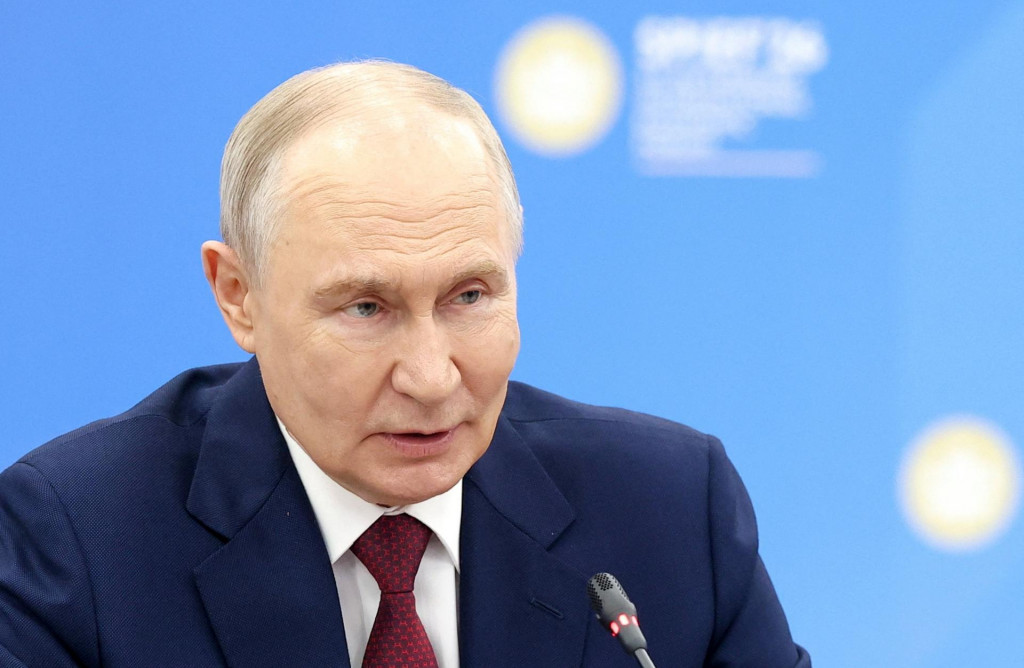 Rusk&yacute; prezident Vladimir Putin na stretnut&iacute; s č&iacute;nskym viceprezidentom Hanom Žengom na Medzin&aacute;rodnom ekopnmomickom f&oacute;re v St. Peterburgu. FOTO: REUTERS/Valeriy Sharifulin