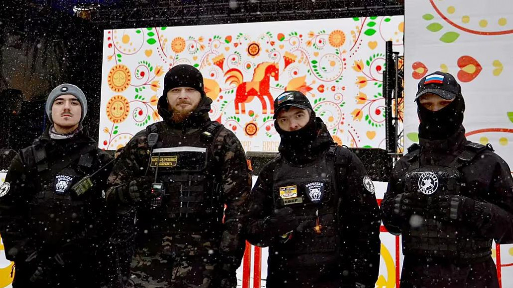 Členovia organiz&aacute;cie &bdquo;Russkaja Obshchina&ldquo; v Murmansku vykon&aacute;vaj&uacute; policajn&uacute; činnosť v spolupr&aacute;ci s region&aacute;lnou pol&iacute;ciou. FOTO: Russkaya Obshchina in Murmansk