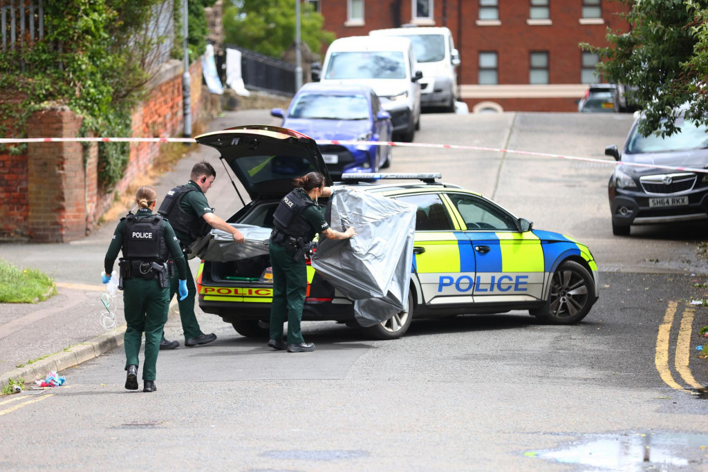 Pr&iacute;slu&scaron;n&iacute;ci Severo&iacute;rskej pol&iacute;cie zabezpečuj&uacute; priestor v okol&iacute; miesta, kde do&scaron;lo k &uacute;toku nožom, v severnej časti Belfastu v utorok 9. j&uacute;na 2026. FOTO: TASR/AP