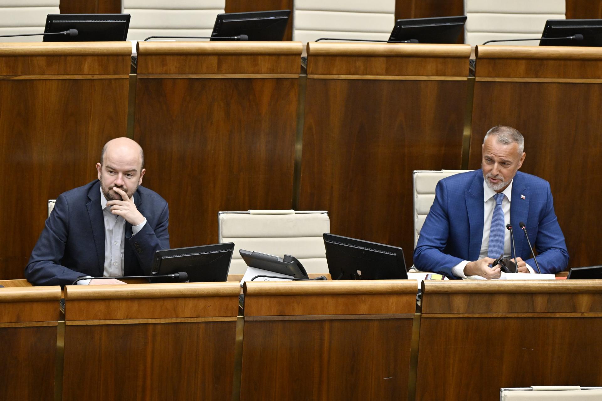Poslanci nezačali rokovať o odvolávaní Druckera, návrh presu