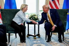 Prezident USA Donald Trump si pod&aacute;va ruku s predsedn&iacute;čkou Eur&oacute;pskej komisie Ursulou von der Leyenovou. FOTO: REUTERS