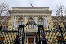 Pr&iacute;slu&scaron;n&iacute;ci ruskej N&aacute;rodnej gardy stoja pred s&iacute;dlom Ruskej centr&aacute;lnej banky. FOTO: Reuters