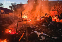 Na sn&iacute;mke zničen&eacute; budovy horia po &uacute;toku ruskej arm&aacute;dy v ukrajinskom meste Charkov v utorok 9. j&uacute;na 2026. FOTO: TASR/AP