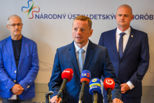 Na sn&iacute;mke zľava prednosta KDCH LF a N&Uacute;DCH Jozef Babala, riaditeľ N&aacute;rodn&eacute;ho &uacute;stavu detsk&yacute;ch chor&ocirc;b (N&Uacute;DCH) Peter Bartoň a riaditeľ Univerzitnej nemocnice Bratislava (UNB) Alexander Mayer počas tlačovej konferencie k novodaroden&yacute;m siamsk&yacute;m dvojčat&aacute;m v Bratislave 10. j&uacute;na 2026.