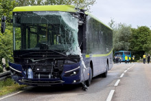 Pohľad na miesto nehody region&aacute;lneho autobusu s autobusom prev&aacute;žaj&uacute;cim &scaron;kol&aacute;kov v Ampermochingu neďaleko okresn&eacute;ho mesta Dachau severne od Mn&iacute;chova. FOTO: Reuters