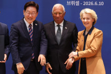 Predsedn&iacute;čka Eur&oacute;pskej komisie Ursula von der Leyenov&aacute;, prezident K&oacute;rejskej republiky I Dže-mjong a predseda Eur&oacute;pskej rady Antonio Costa sa z&uacute;častňuj&uacute; samitu E&Uacute; &ndash; K&oacute;rejsk&aacute; republika v Bruseli. FOTO: Reuters