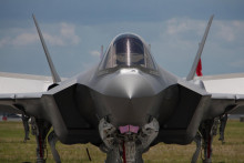 Poľsk&eacute; letectvo 12. j&uacute;na predviedlo svoje novoz&iacute;skan&eacute; americk&eacute; &bdquo;stealth&ldquo; st&iacute;hačky F-35 Lightning II. FOTO: Reuters