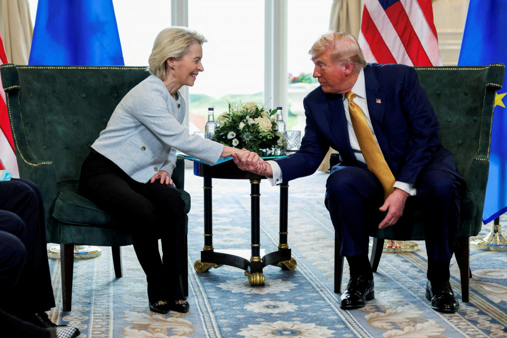 Prezident USA Donald Trump si pod&aacute;va ruku s predsedn&iacute;čkou Eur&oacute;pskej komisie Ursulou von der Leyenovou. FOTO: REUTERS