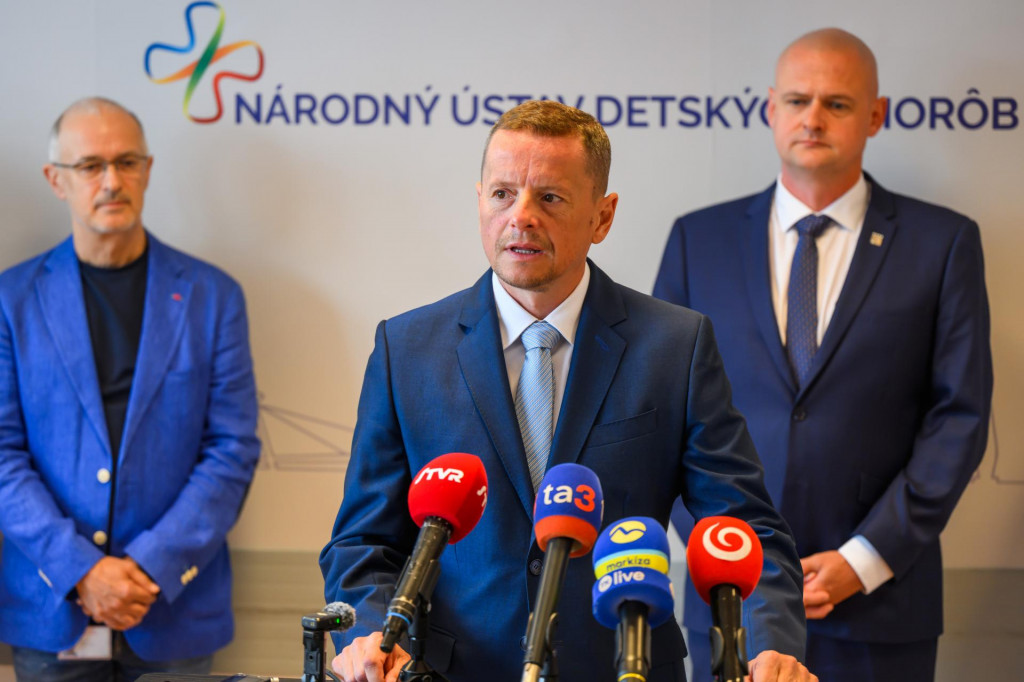 Na sn&iacute;mke zľava prednosta KDCH LF a N&Uacute;DCH Jozef Babala, riaditeľ N&aacute;rodn&eacute;ho &uacute;stavu detsk&yacute;ch chor&ocirc;b (N&Uacute;DCH) Peter Bartoň a riaditeľ Univerzitnej nemocnice Bratislava (UNB) Alexander Mayer počas tlačovej konferencie k novodaroden&yacute;m siamsk&yacute;m dvojčat&aacute;m v Bratislave 10. j&uacute;na 2026.