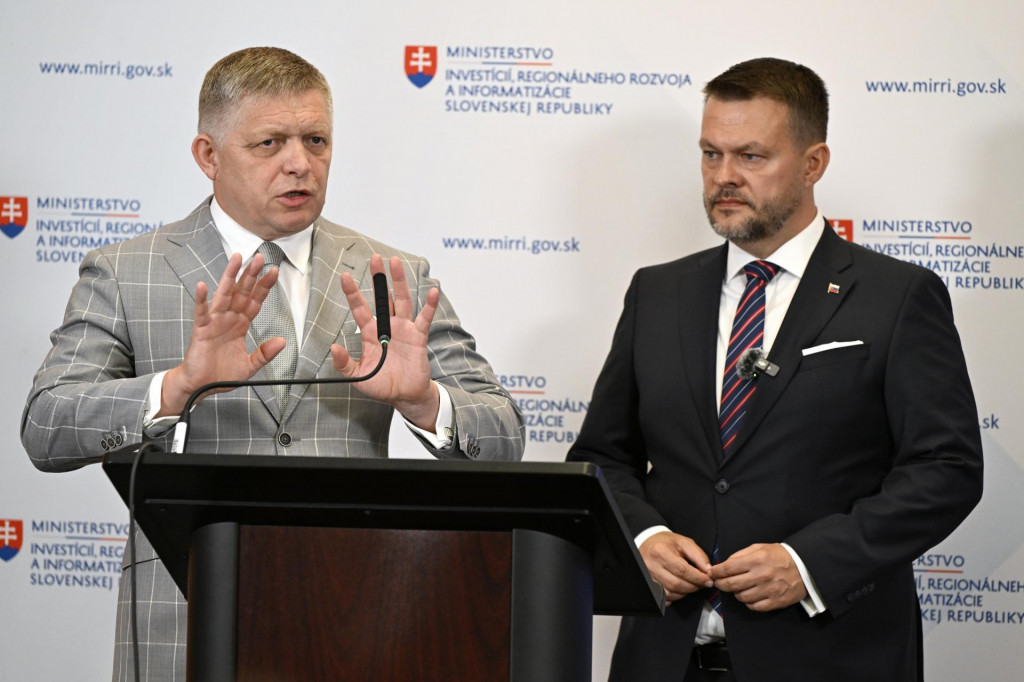 Na sn&iacute;mke predseda vl&aacute;dy Robert Fico (Smer-SD) a minister invest&iacute;ci&iacute;, region&aacute;lneho rozvoja a informatiz&aacute;cie Samuel Migaľ (nez&aacute;visl&yacute;). FOTO: TASR/Pavel Neubauer