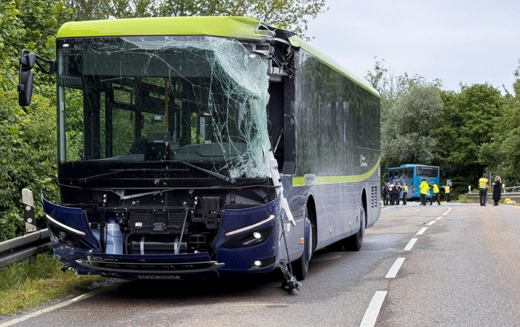 Pohľad na miesto nehody region&aacute;lneho autobusu s autobusom prev&aacute;žaj&uacute;cim &scaron;kol&aacute;kov v Ampermochingu neďaleko okresn&eacute;ho mesta Dachau severne od Mn&iacute;chova. FOTO: Reuters