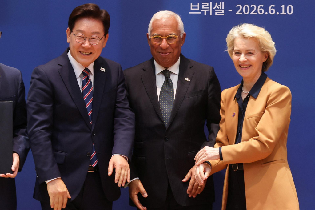 Predsedn&iacute;čka Eur&oacute;pskej komisie Ursula von der Leyenov&aacute;, prezident K&oacute;rejskej republiky I Dže-mjong a predseda Eur&oacute;pskej rady Antonio Costa sa z&uacute;častňuj&uacute; samitu E&Uacute; &ndash; K&oacute;rejsk&aacute; republika v Bruseli. FOTO: Reuters